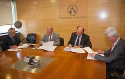 D'esquerra a dreta, Emilio Zurutuza, president de Fundación Adecco, Esteban Morcillo, rector de la Universitat de València, i els directors de Innovació i de Relacions amb la Universitat de Indra, José Luis Angoso i Carlos Fernández.